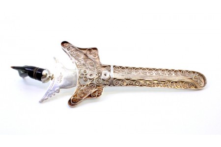 Abre cartas em prata de filigrana em forma de adaga, pega em osso e bainha com enrolamentos.